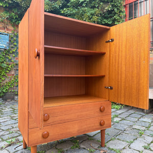 Schrank Teak mit runden Griffen aus Dänemark