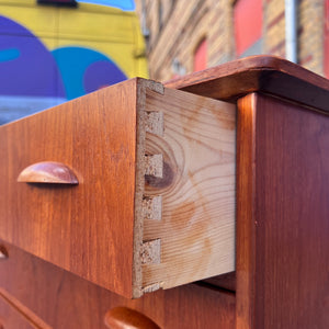 Kleine Kommode mit Muschelgriffen & Schloss aus Dänemark