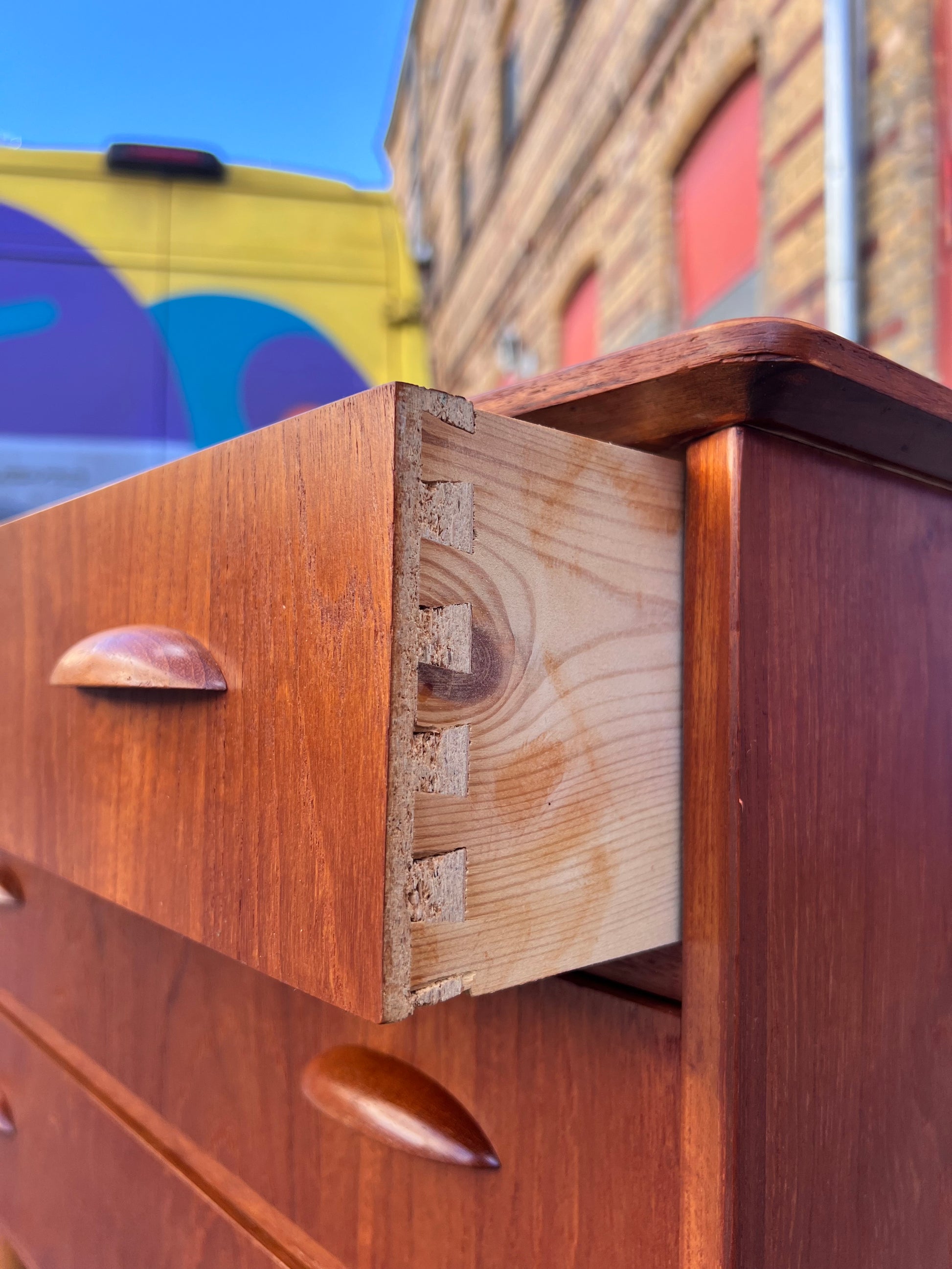 Kleine Kommode mit Muschelgriffen & Schloss aus Dänemark