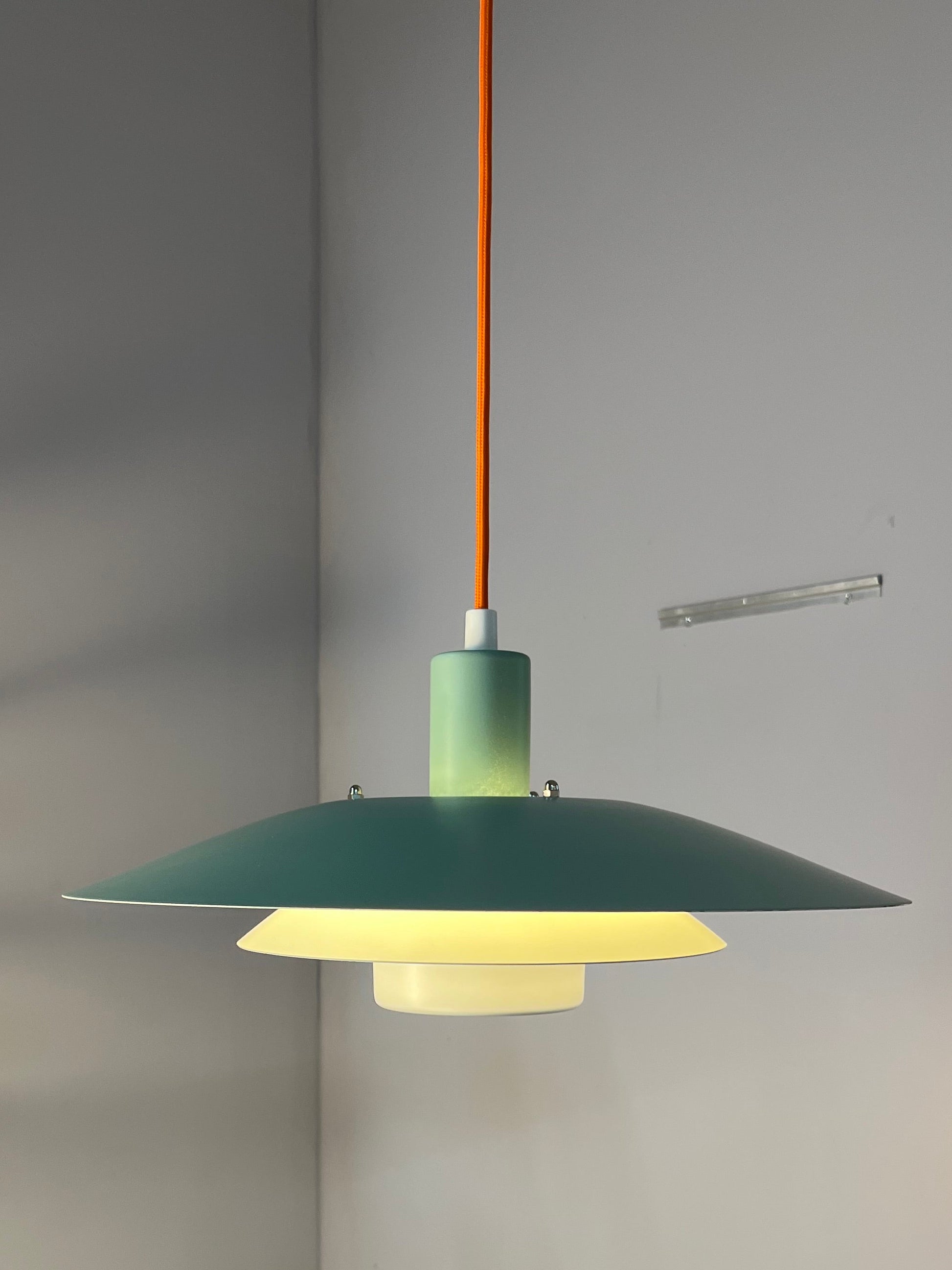 Lamellenlampe neu lackiert blaugrün von JEKA