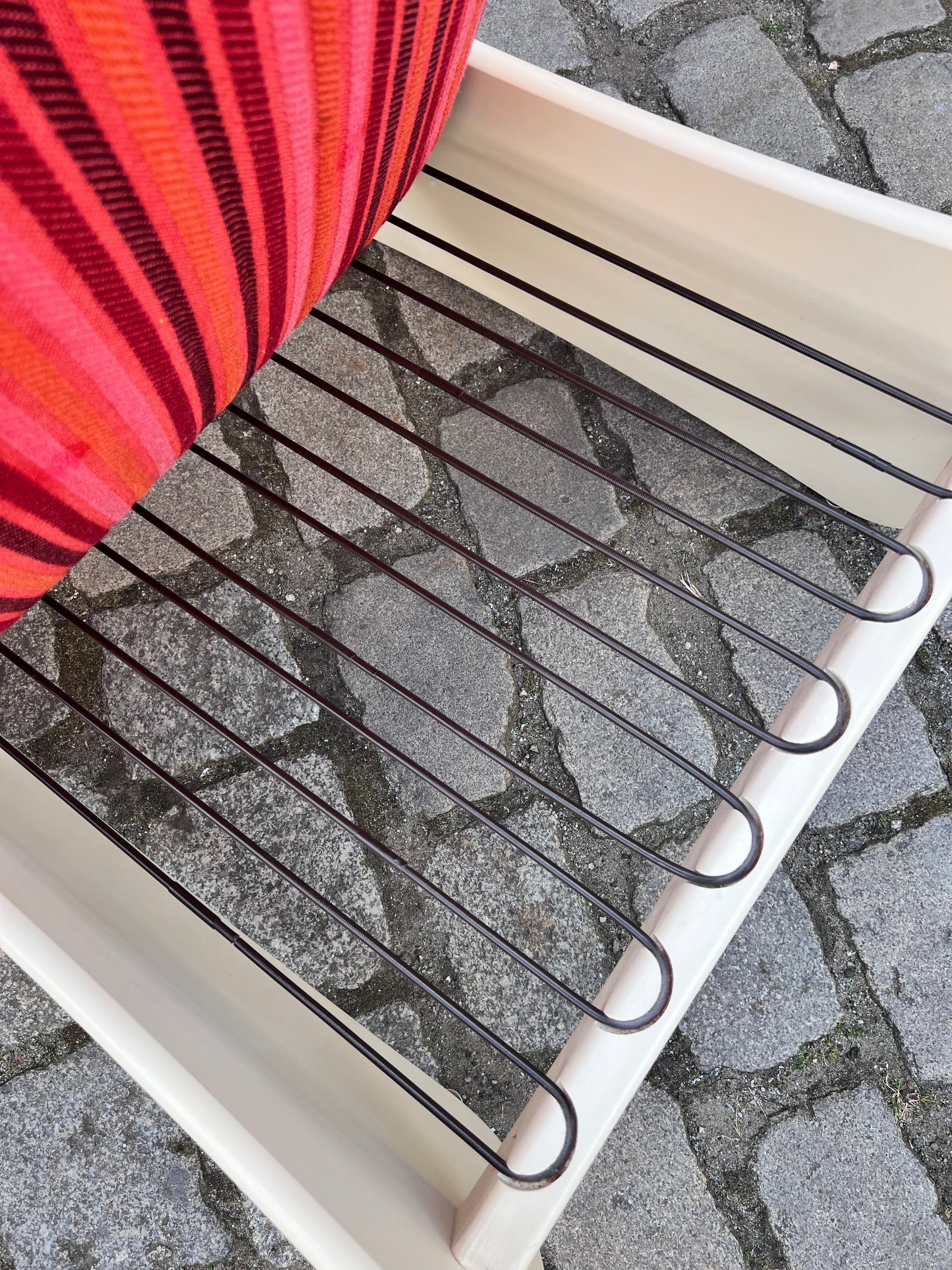 Sessel 70er pink gestreift
