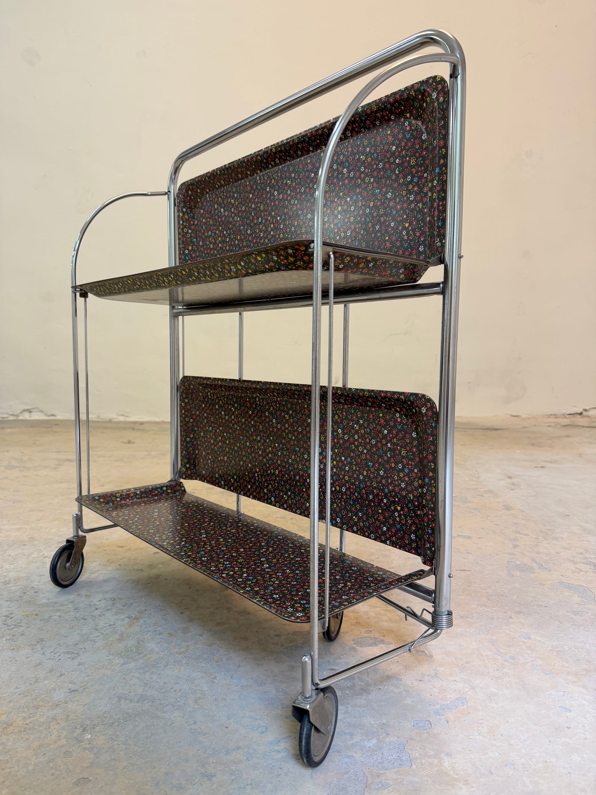 Dinette Servierwagen mit Blümchen und Chrom