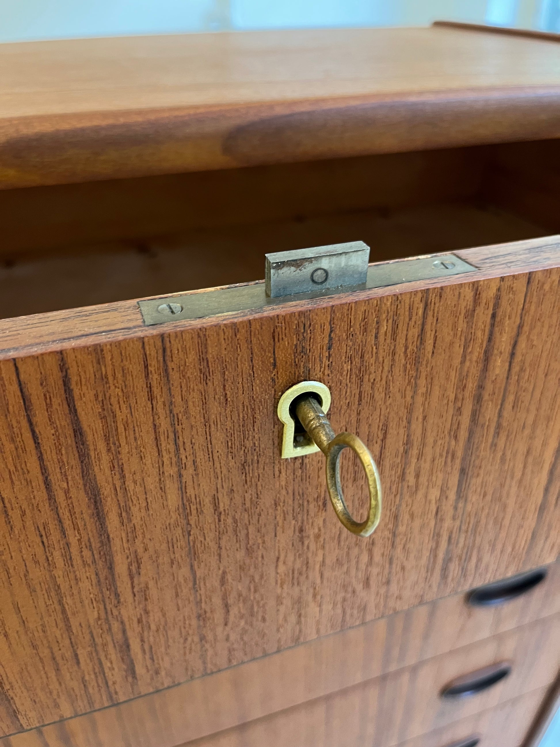 Kommode Teak mit Schloss aus Dänemark