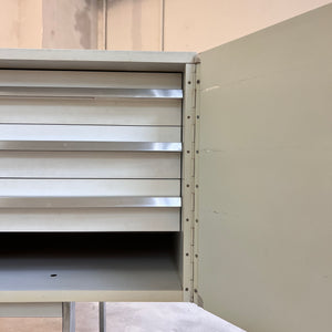 Sideboard weiß mit kreisförmigem Reliefmuster aus Belgien