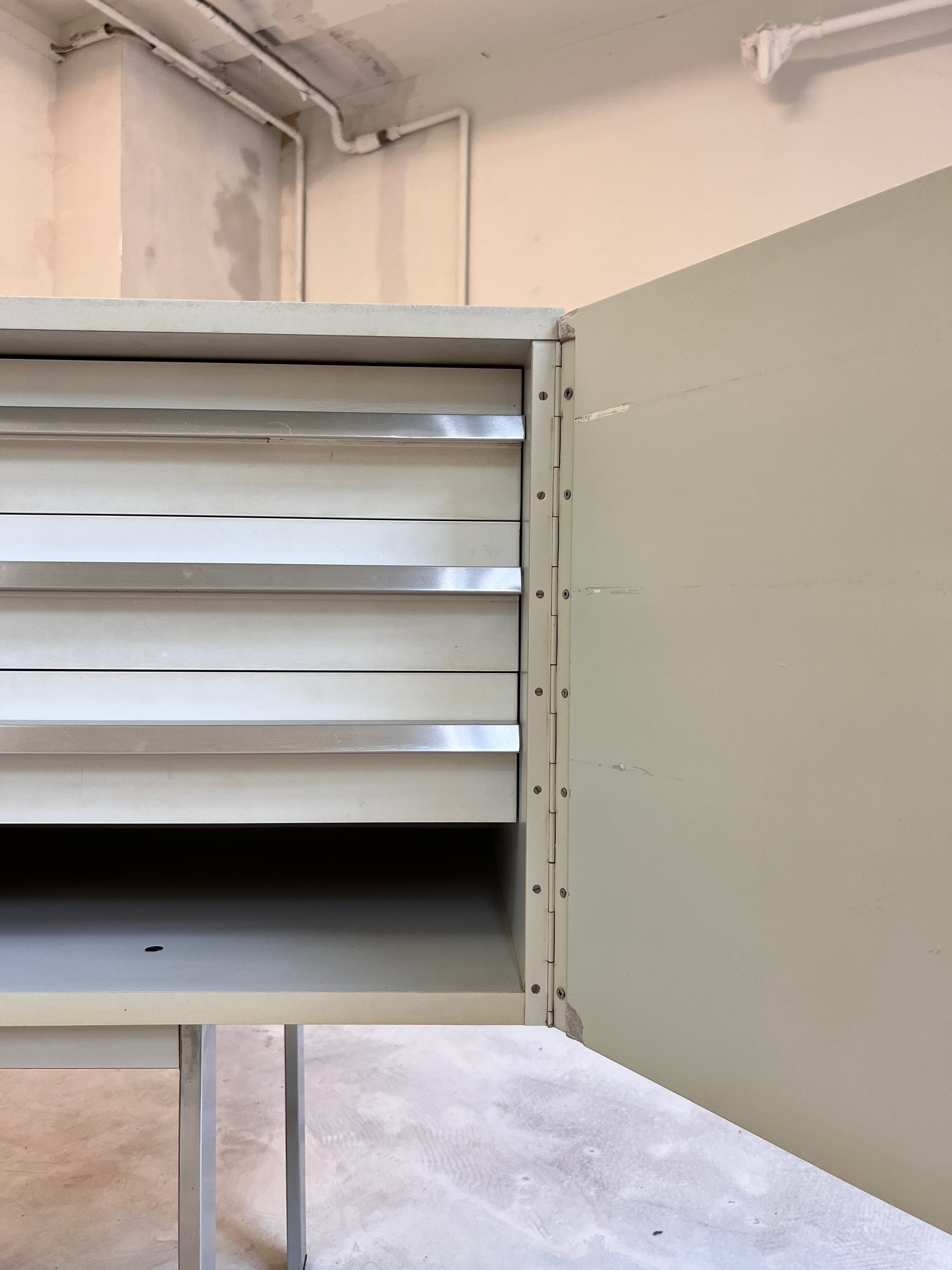 Sideboard weiß mit kreisförmigem Reliefmuster aus Belgien