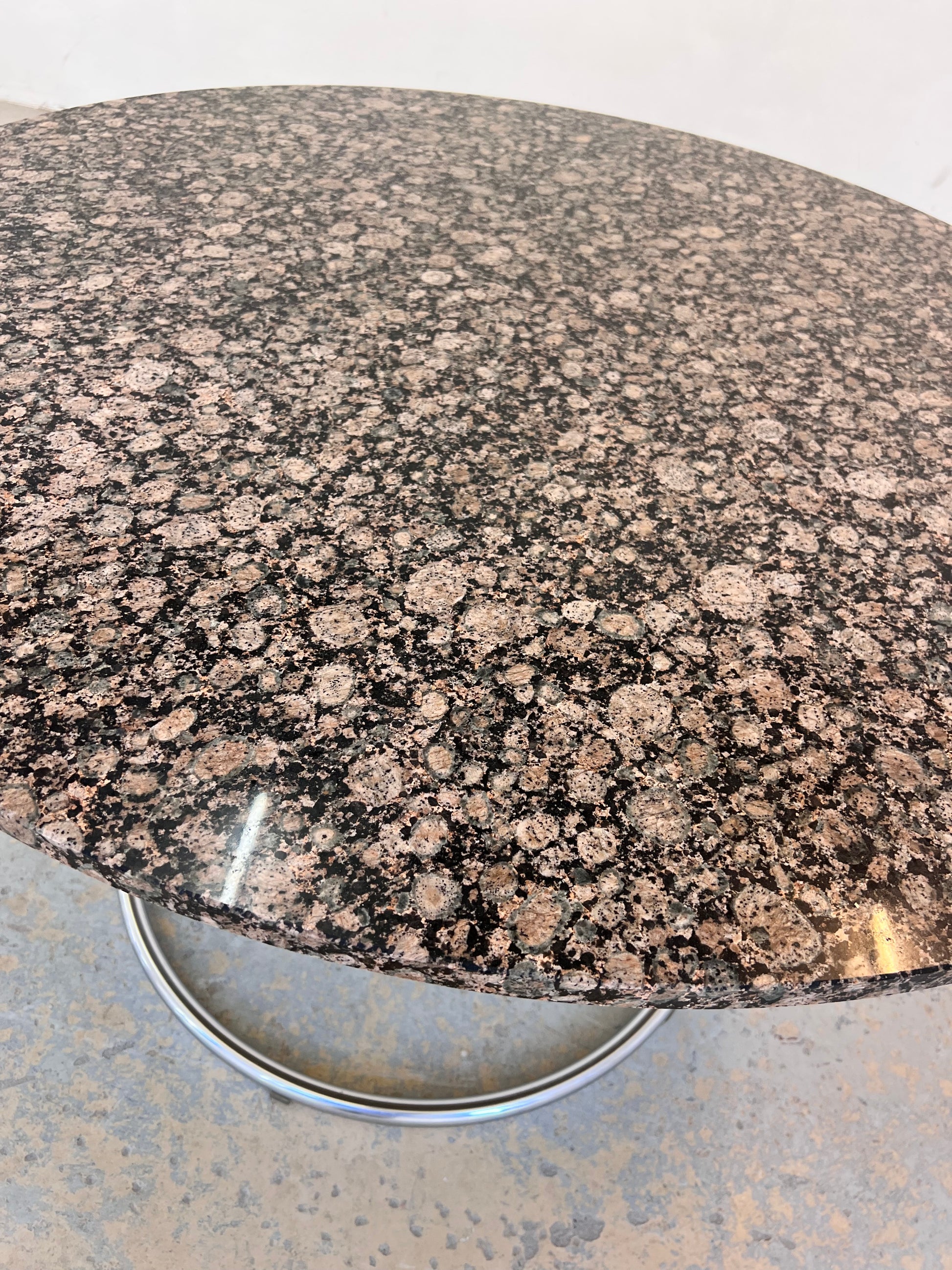 Runder Esstisch Granit Chrom von Giotto Stoppino