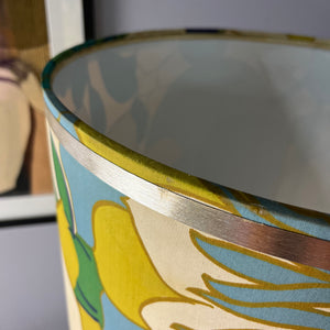 Tischlampe grün mit leuchtendem Glasfuß und floralem Schirm von Doria