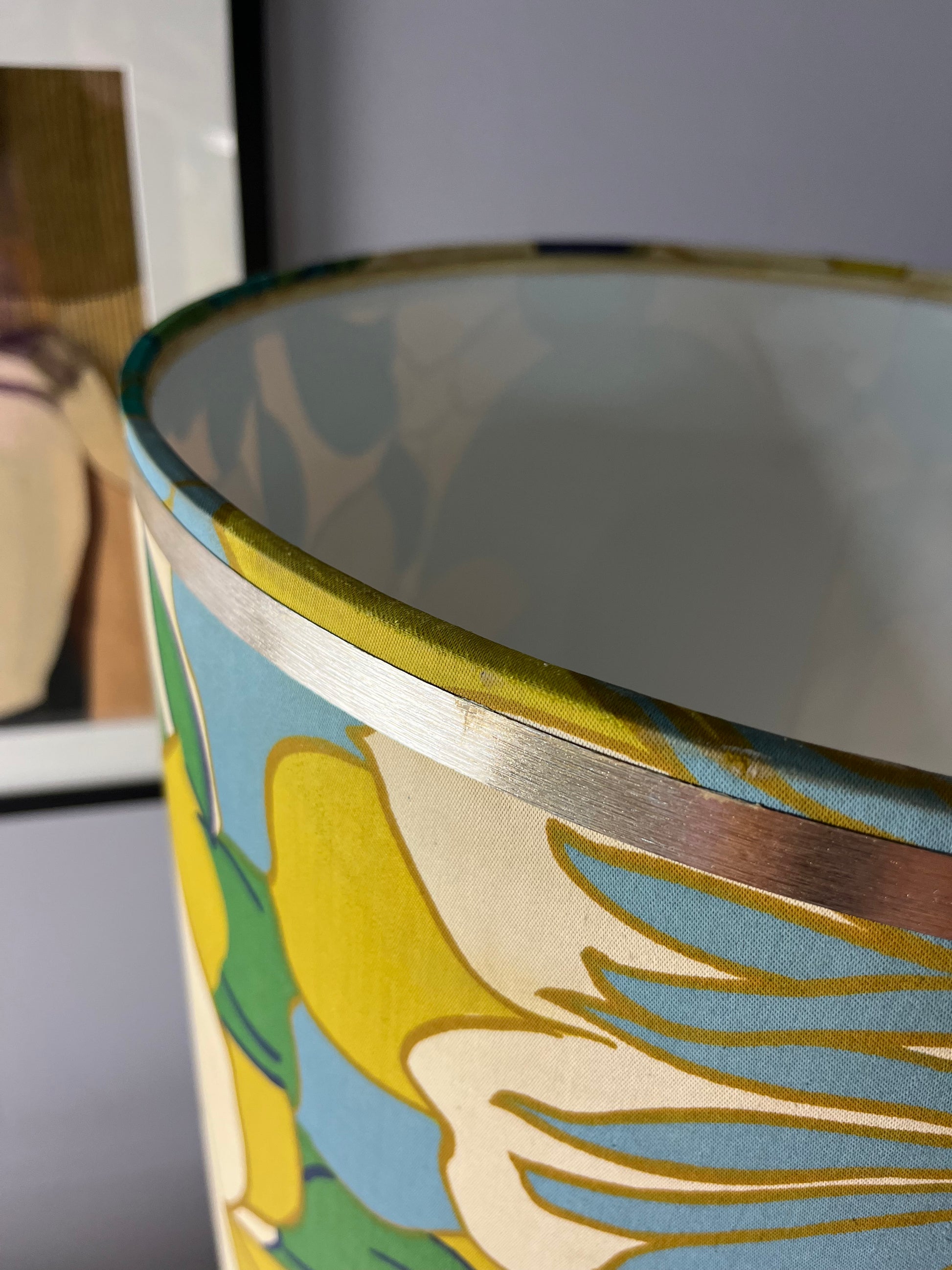 Tischlampe grün mit leuchtendem Glasfuß und floralem Schirm von Doria