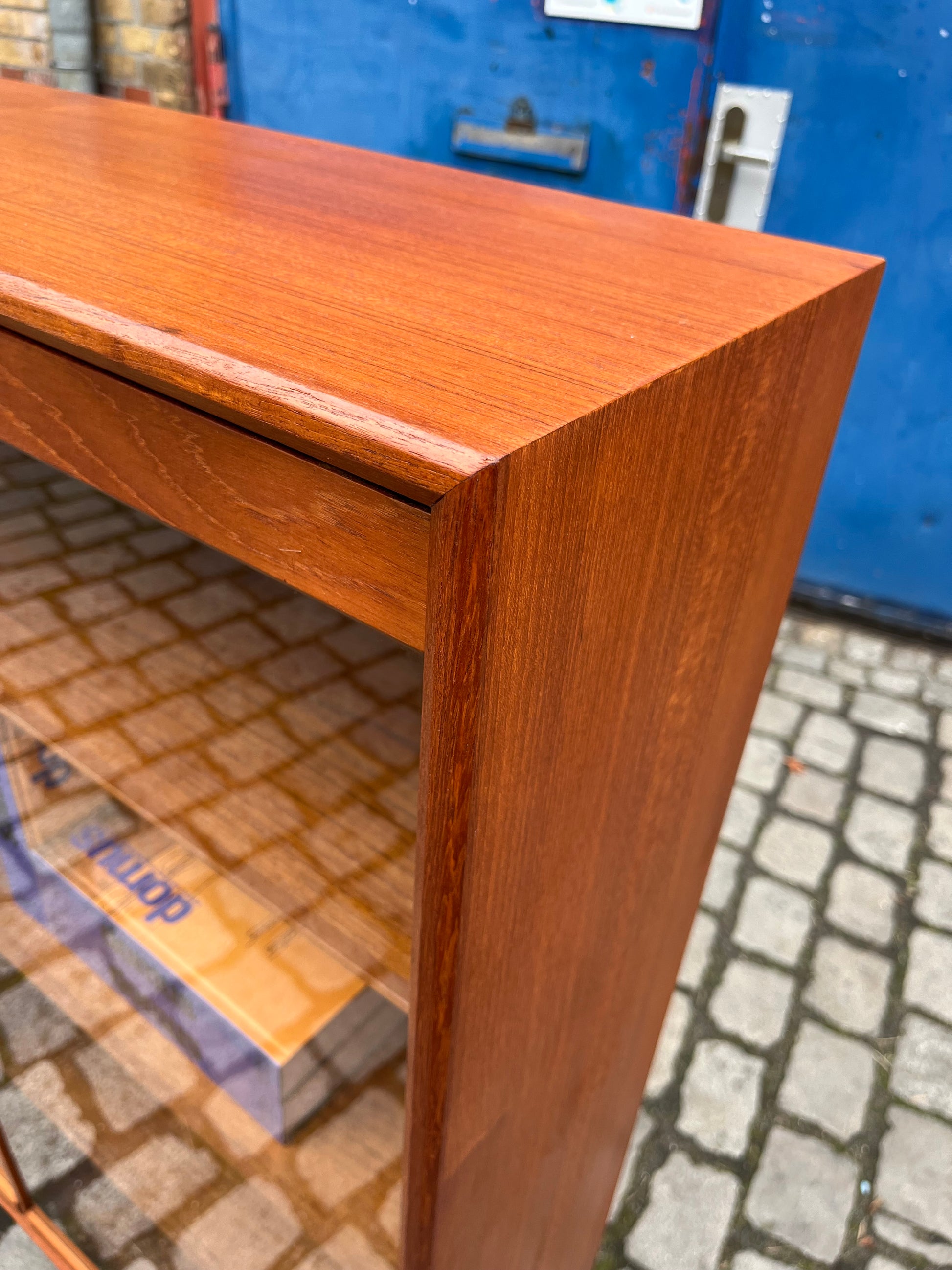 Vitrine Teak mit Hairpin Legs