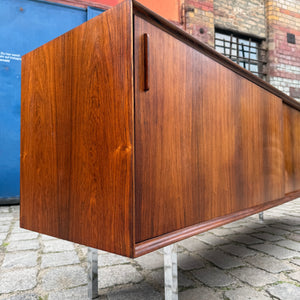 Sideboard Mahagoni mit Schiebetüren & Chromfüßen