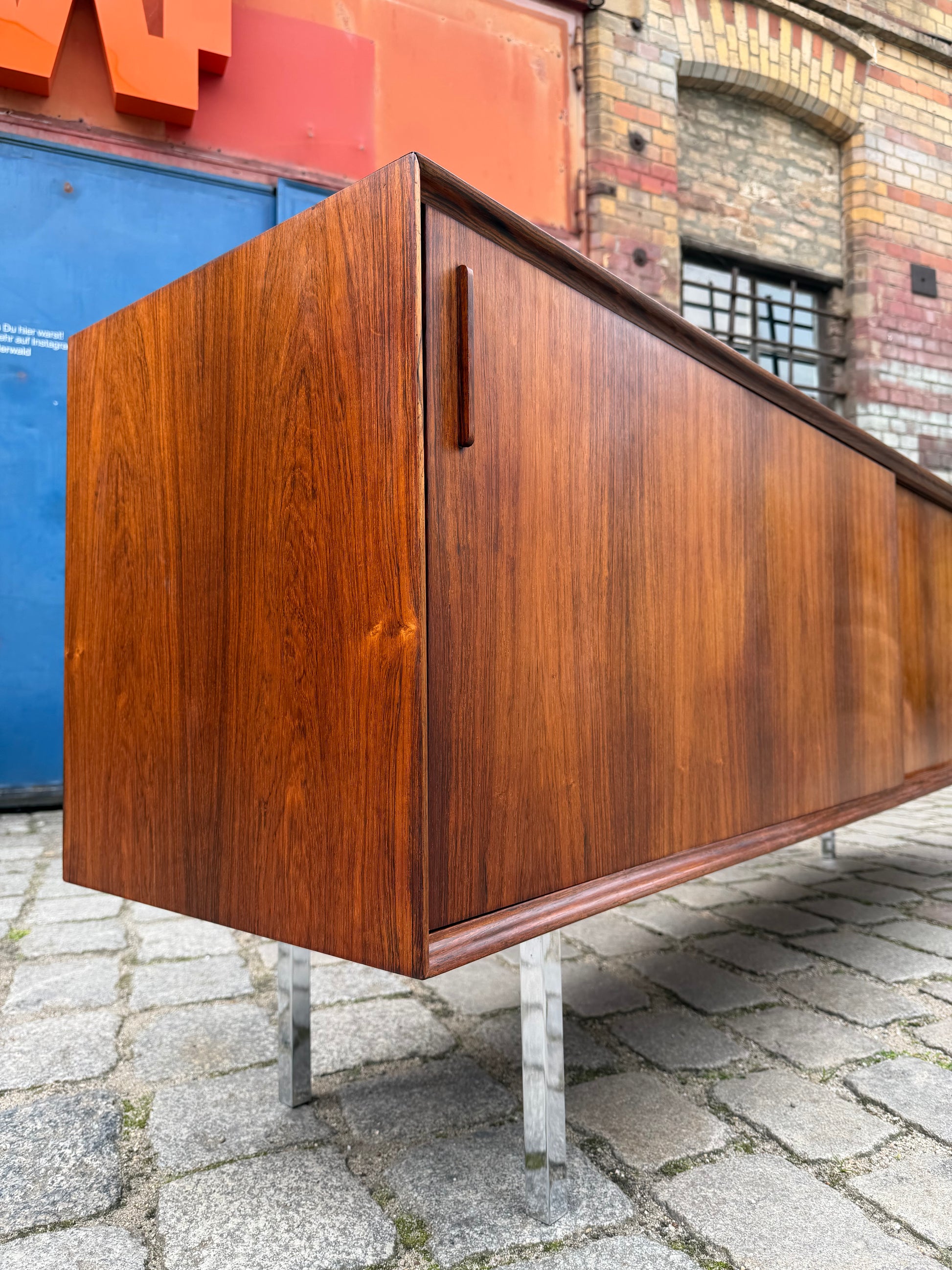 Sideboard Mahagoni mit Schiebetüren & Chromfüßen