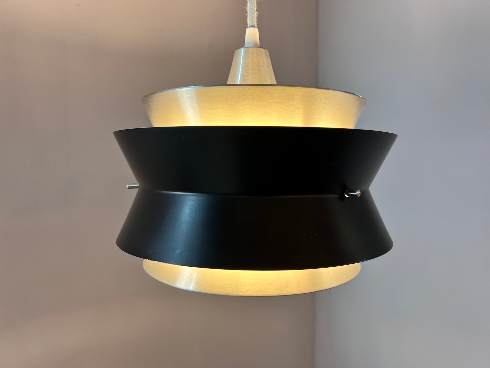 Lamellenlampe Trava schwarz silber von Carl Thore für Granhaga
