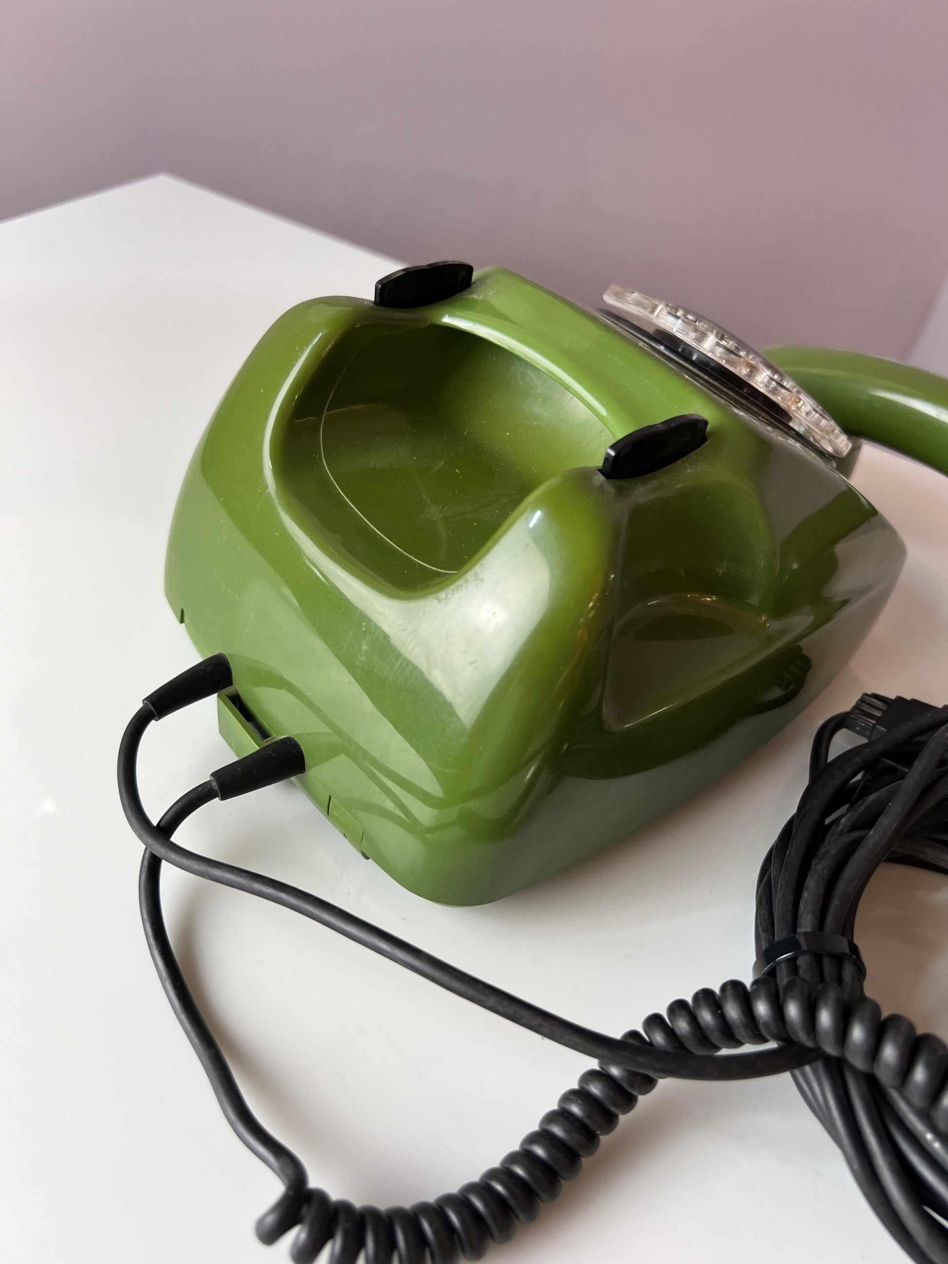 Telefon grün mit Wählscheibe und Kabel