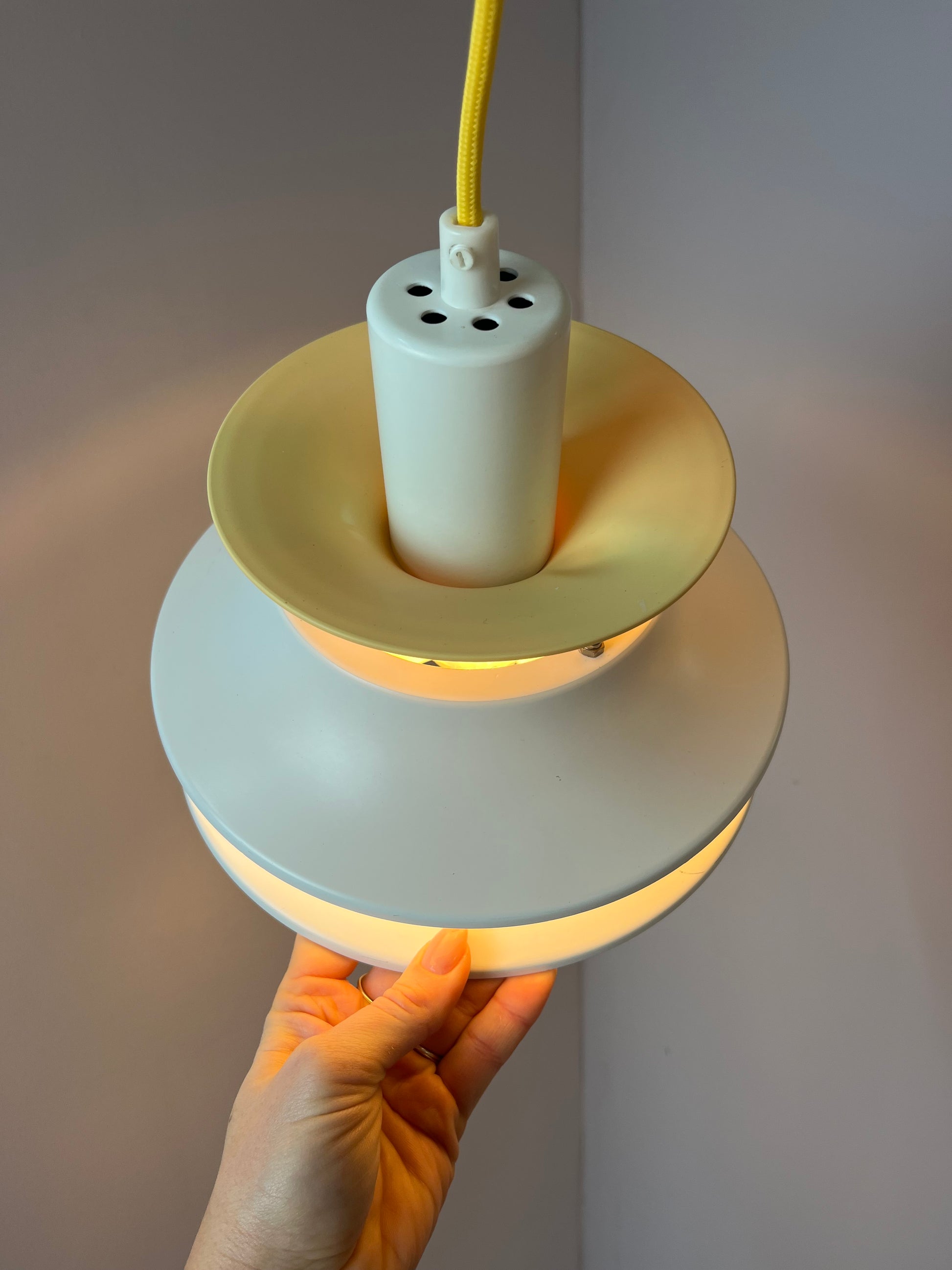 Lamellenlampe weiß gelb von Lyskær