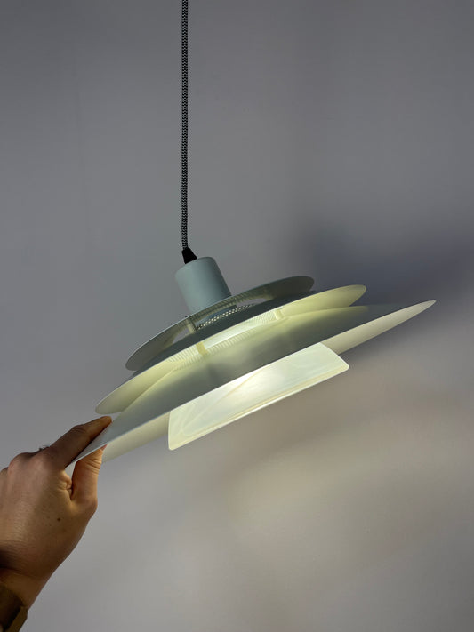 Lamellenlampe weiß mit marmorierter Glaslamelle von Jeka