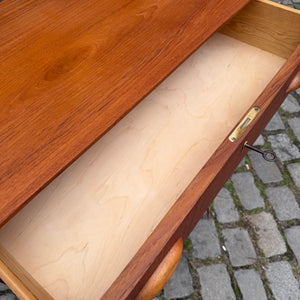 Kommode Teak mit Muschelgriffen & Schloss aus Dänemark