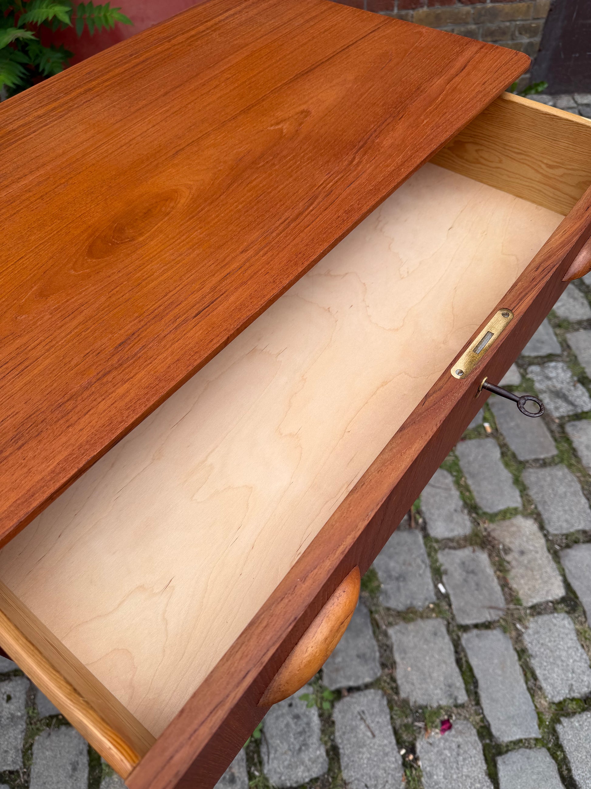 Kommode Teak mit Muschelgriffen & Schloss aus Dänemark