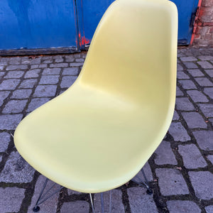 Plastic Side Chair DSR limettengrün Chrom von Ray & Charles Eames für Vitra