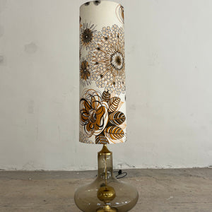 Stehlampe mit Rauchglasfuß und floralem Schirm