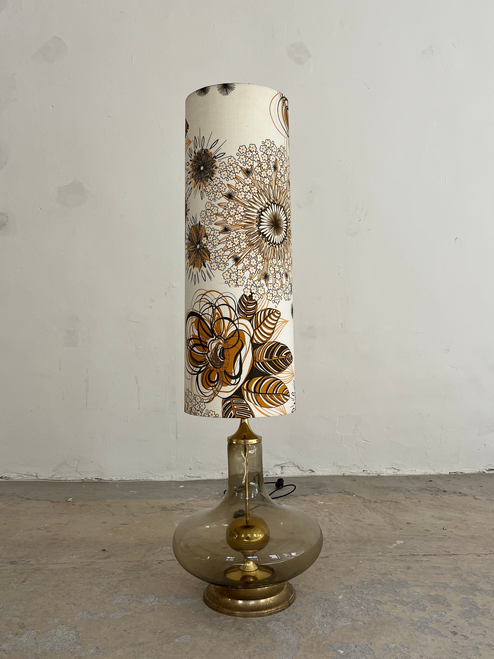 Stehlampe mit Rauchglasfuß und floralem Schirm