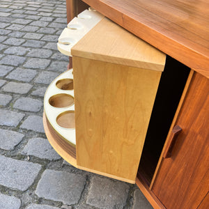 Eckbar Nussbaum mit drehbarem Regal