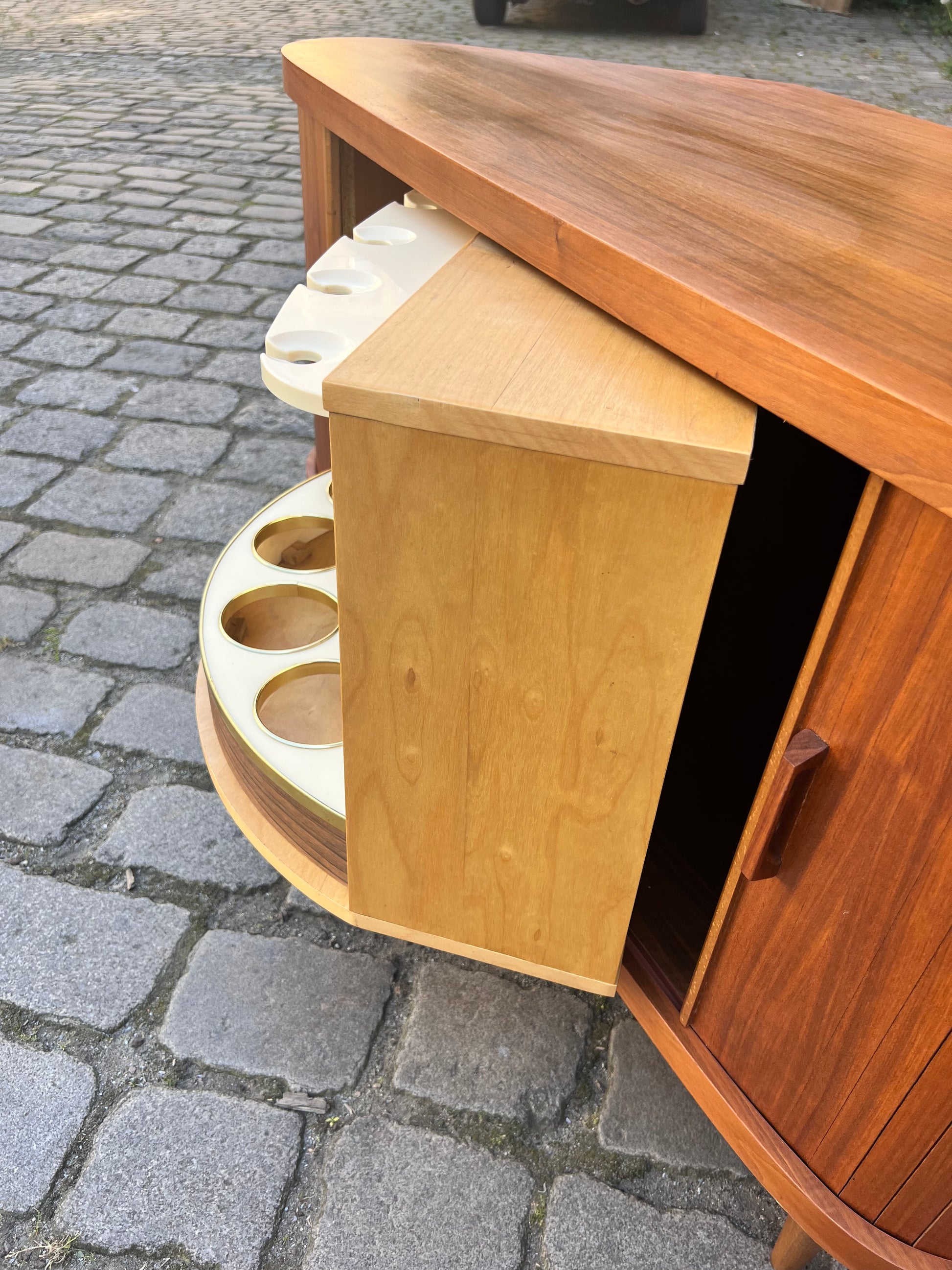 Eckbar Nussbaum mit drehbarem Regal
