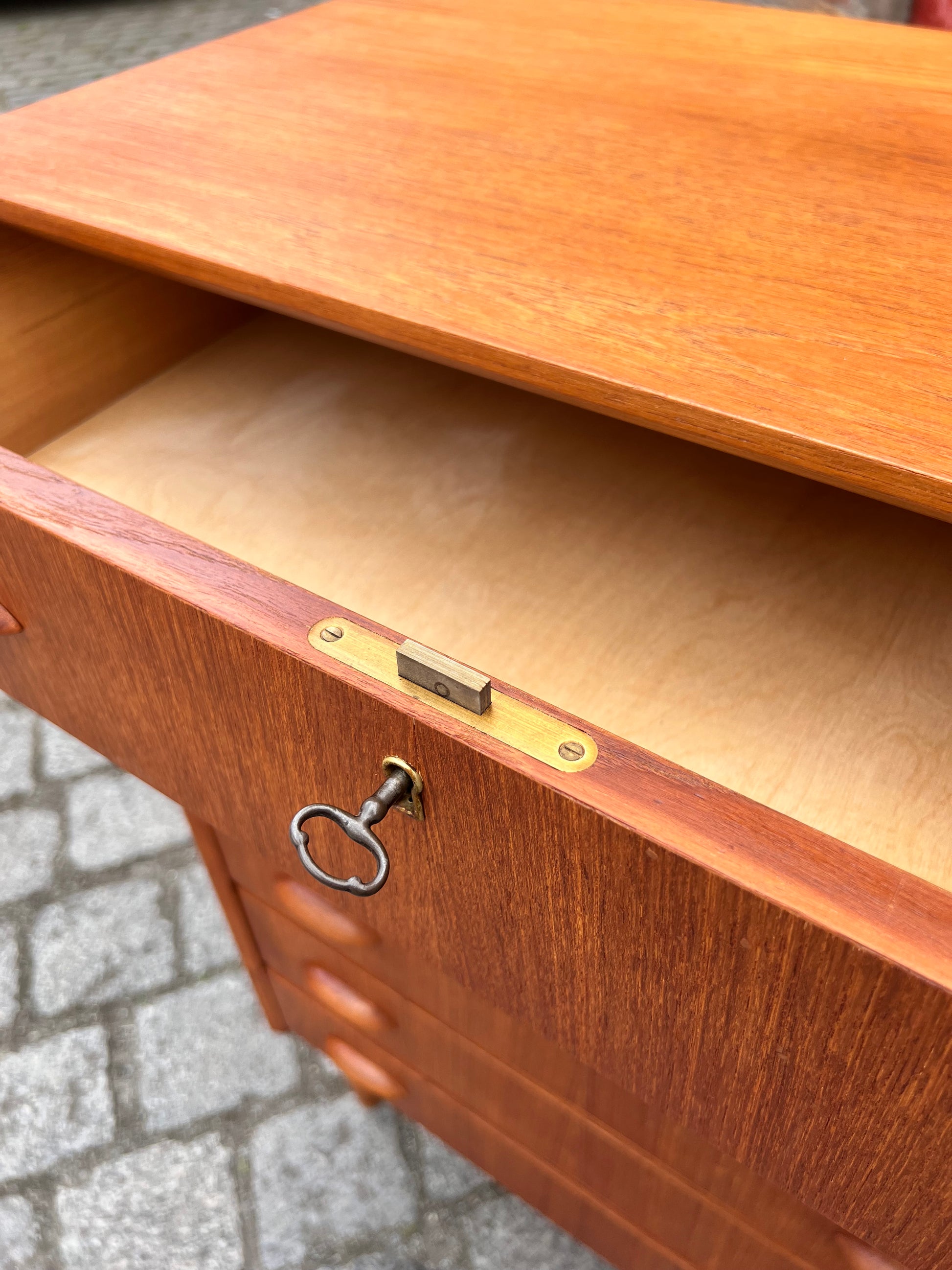 Kommode Teak mit Muschelgriffen aus Dänemark