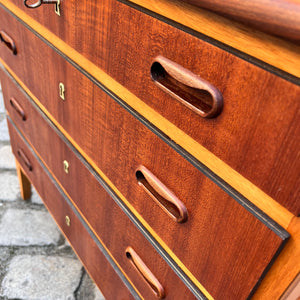 Kommode Teak mit vier abschließbaren Schubläden aus Dänemark