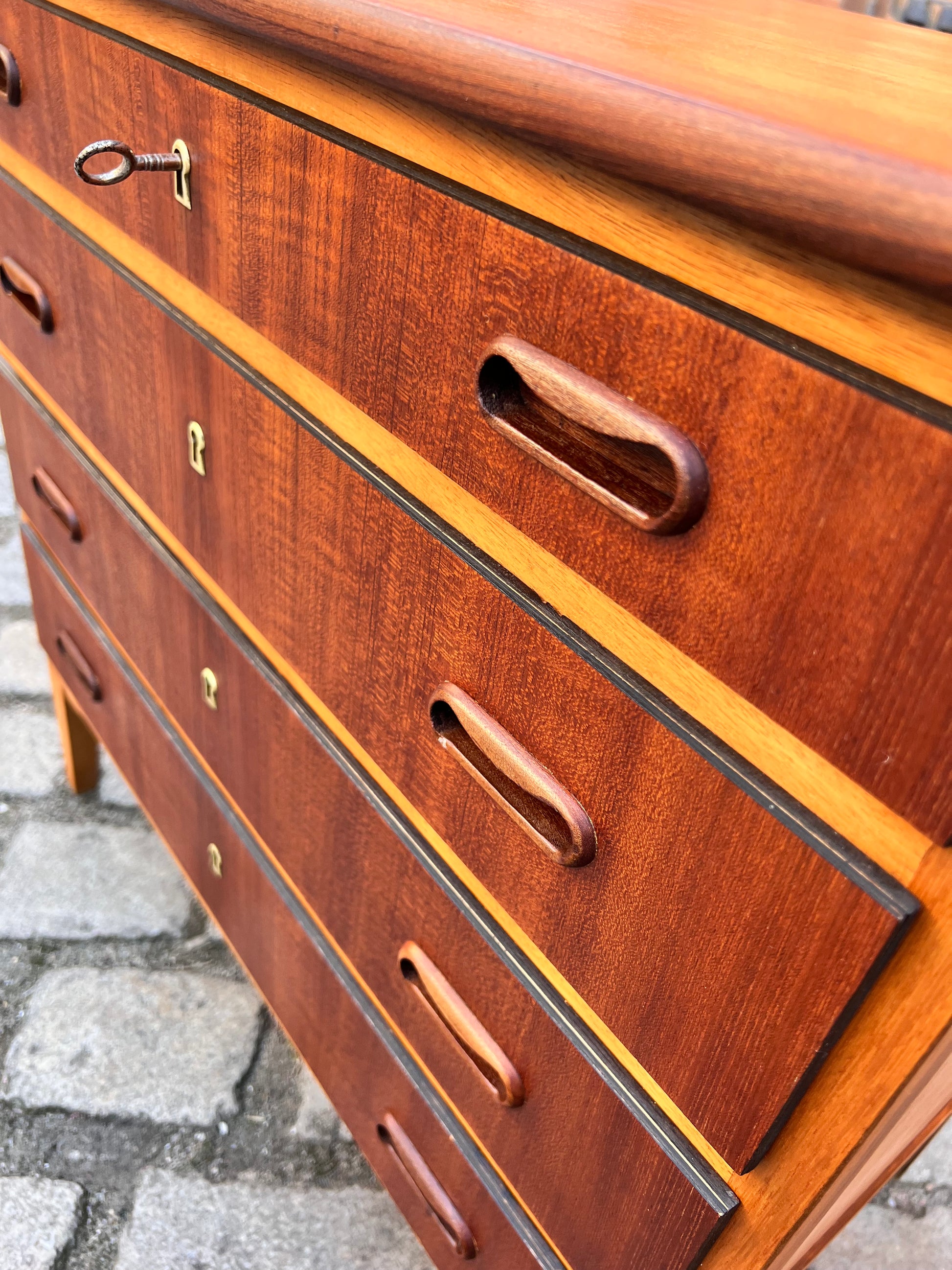 Kommode Teak mit vier abschließbaren Schubläden aus Dänemark