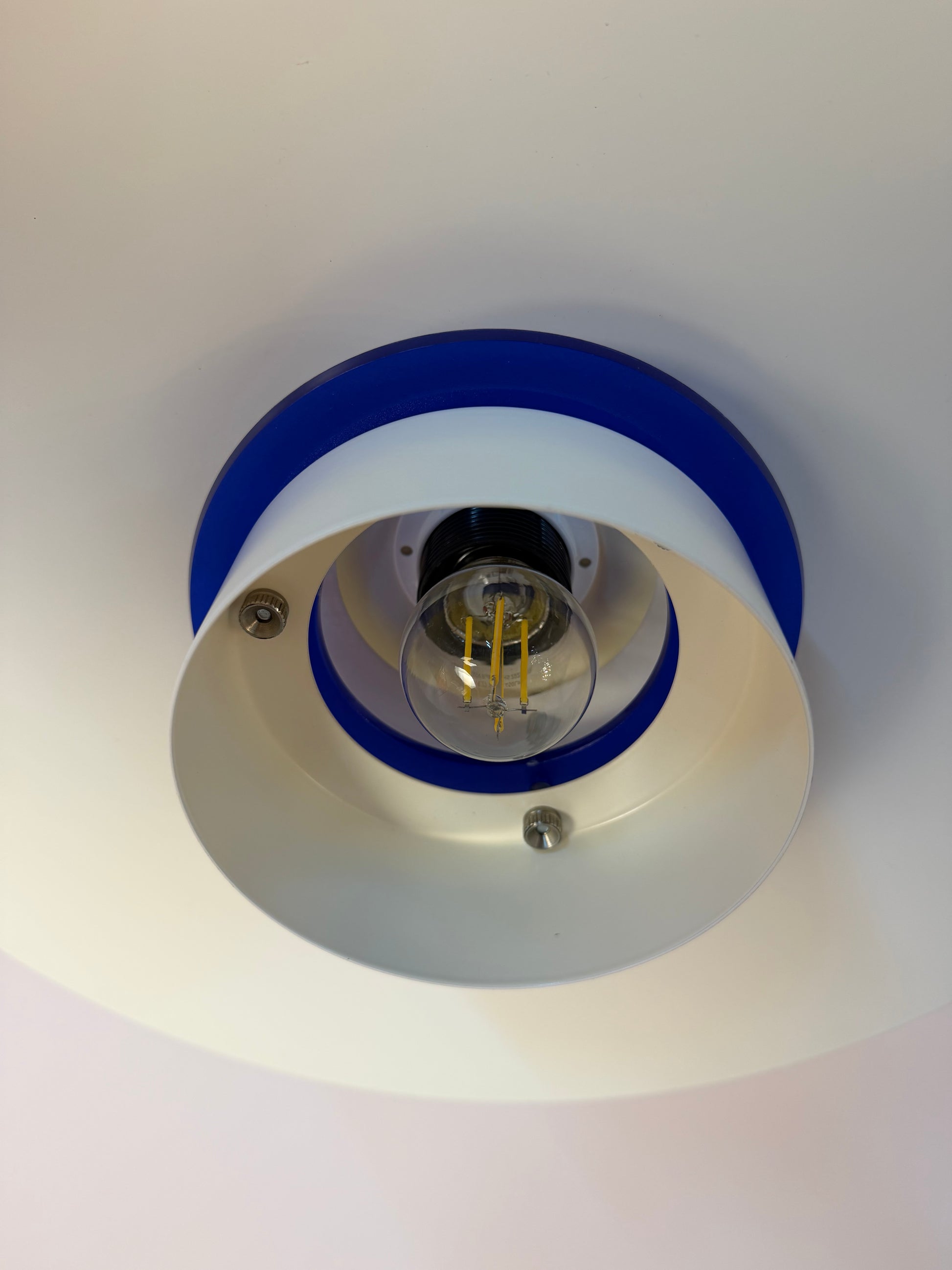 Lammellenlampe weiß mit blauem Akzent aus Dänemark