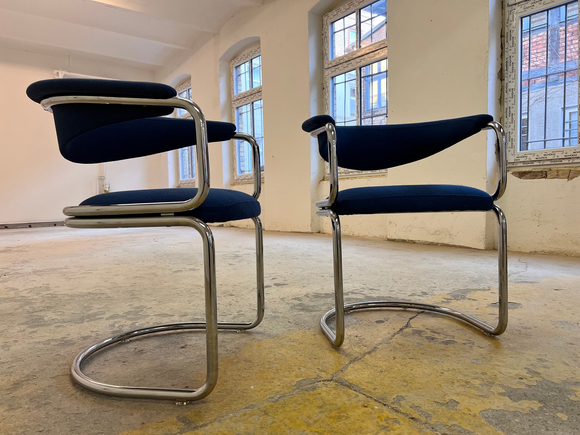 Freischwinger blau Chrom neu gepolstert