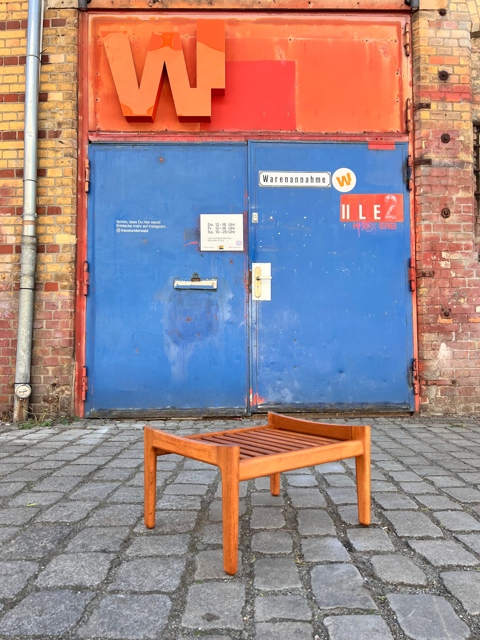 Hocker mit Lederkissen von Hans J. Wegner