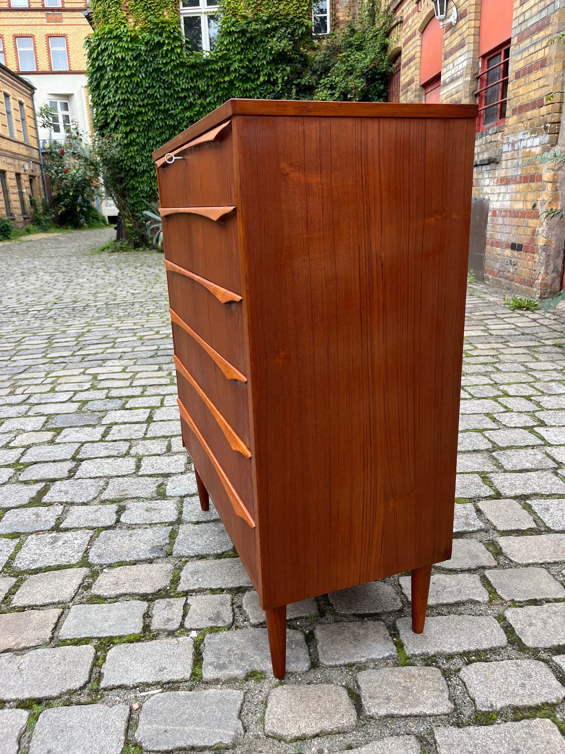 Kommode Teak mit geschwungenen Griffen