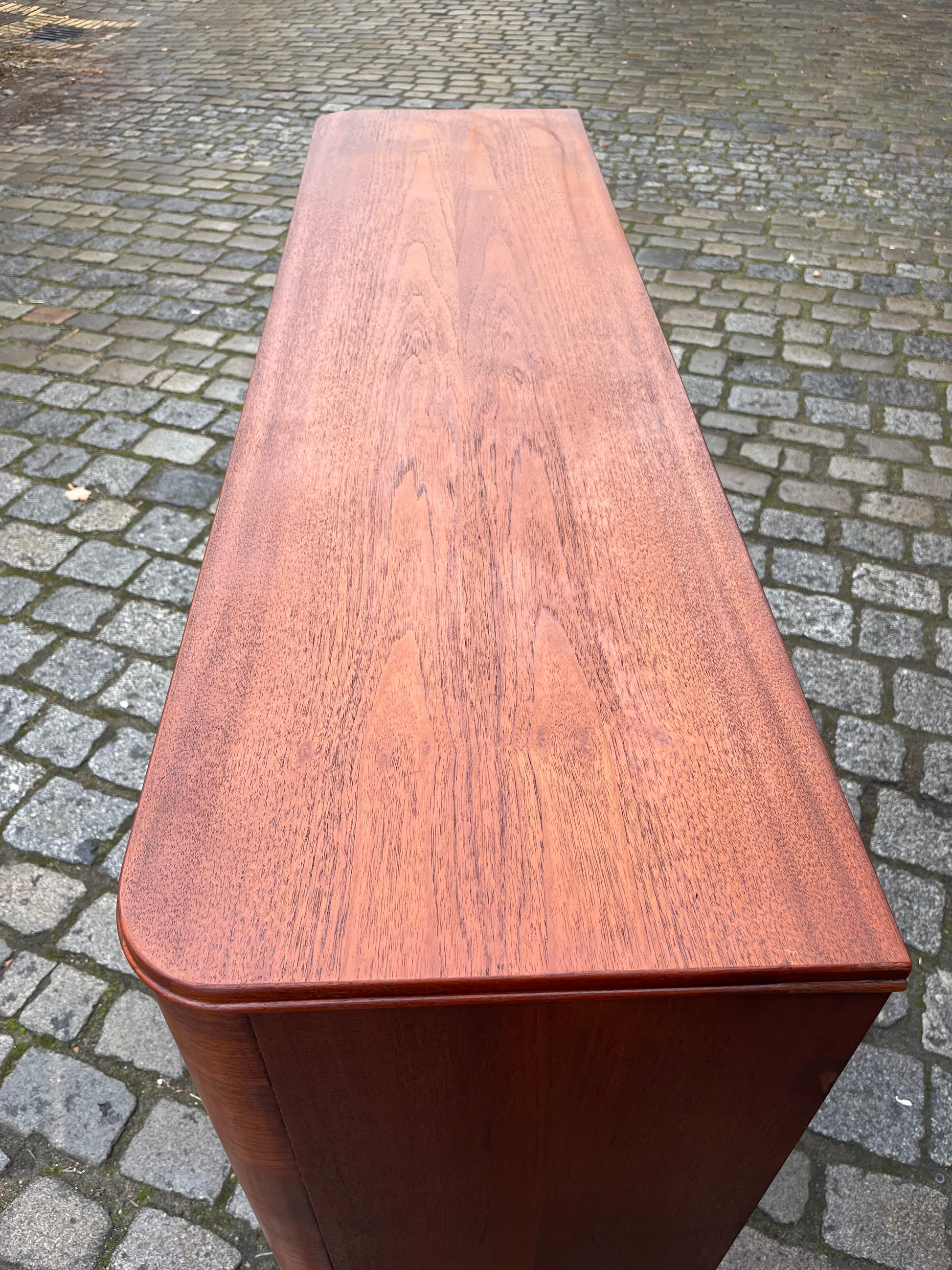Highboard Teak mit Jalousietüren aus Dänemark