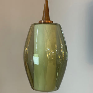 Hängelampe mit Rauchglas-Überschirm und Opalglaseinsatz und Teak Applikationen