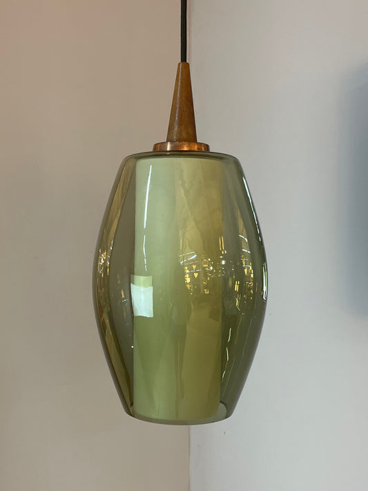 Hängelampe mit Rauchglas-Überschirm und Opalglaseinsatz und Teak Applikationen