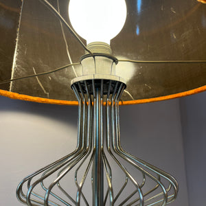 Tischlampe mit orangem Samtschirm