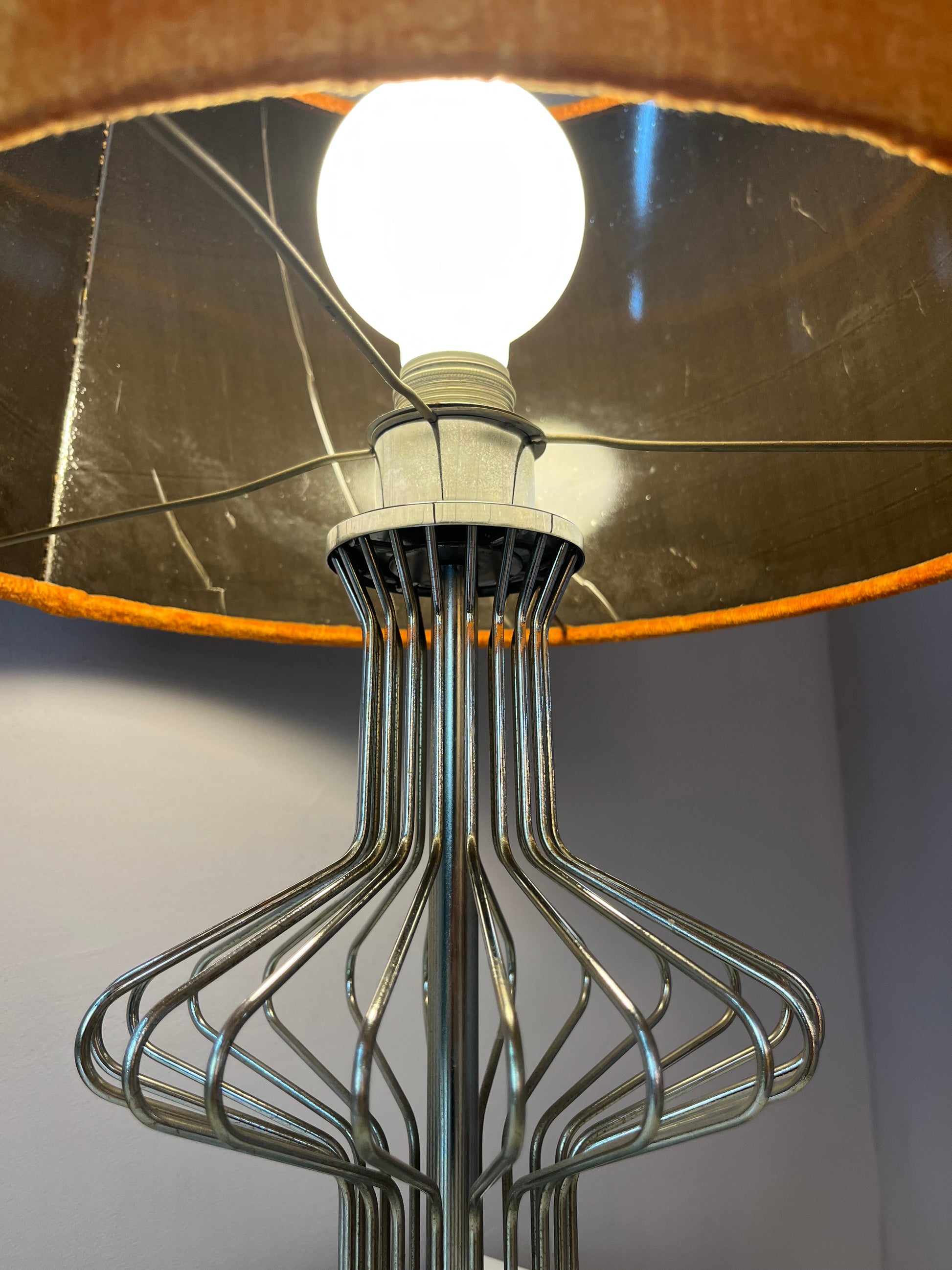 Tischlampe mit orangem Samtschirm