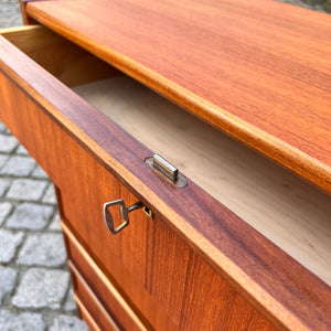 Kommode Teak mit durchgängigen Griffen