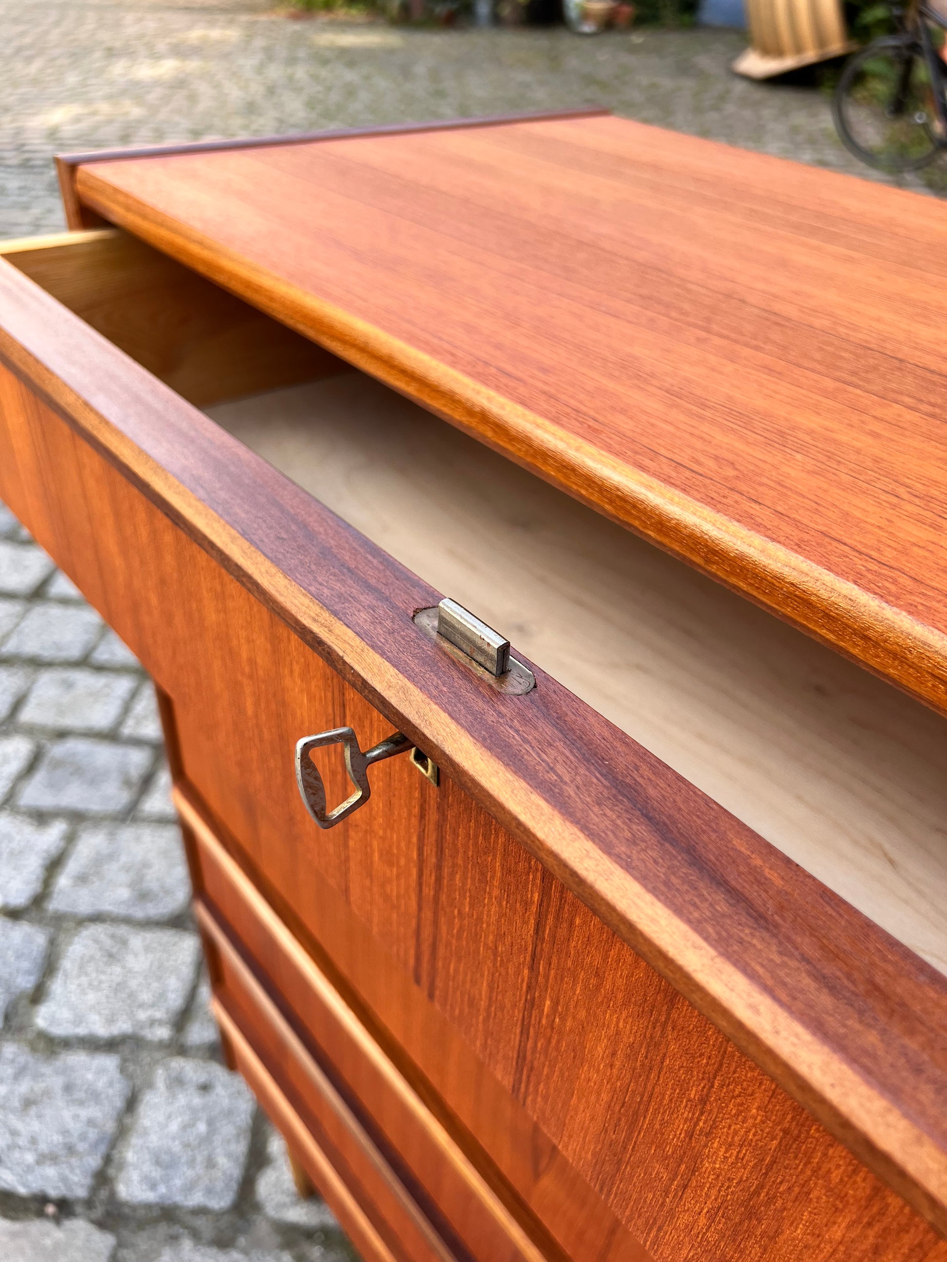 Kommode Teak mit durchgängigen Griffen