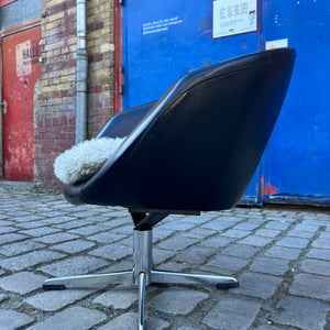 Cocktailsessel Kunstleder mit beigem Fellkissen