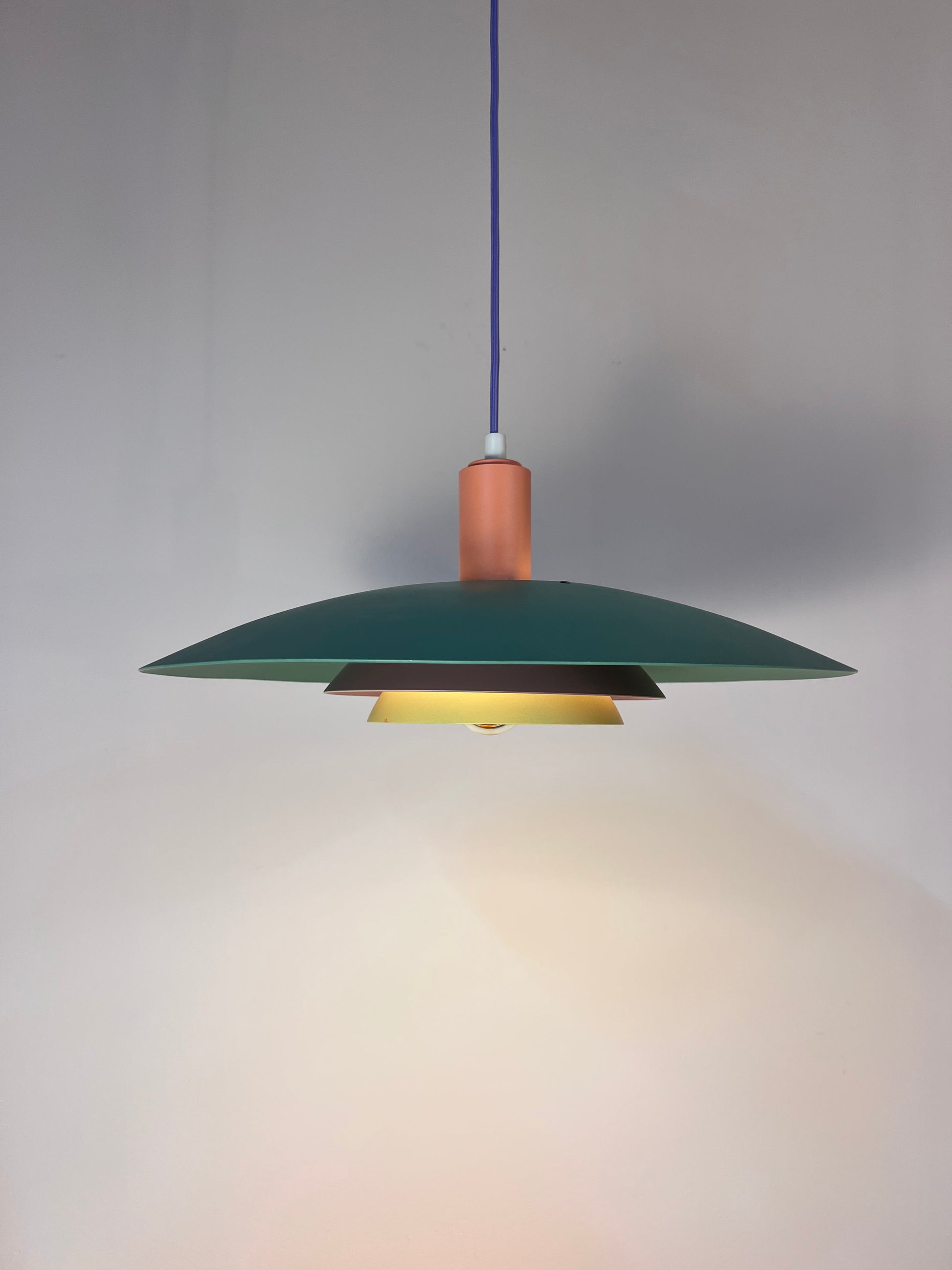 Lamellenlampe neu lackiert, Dänemark