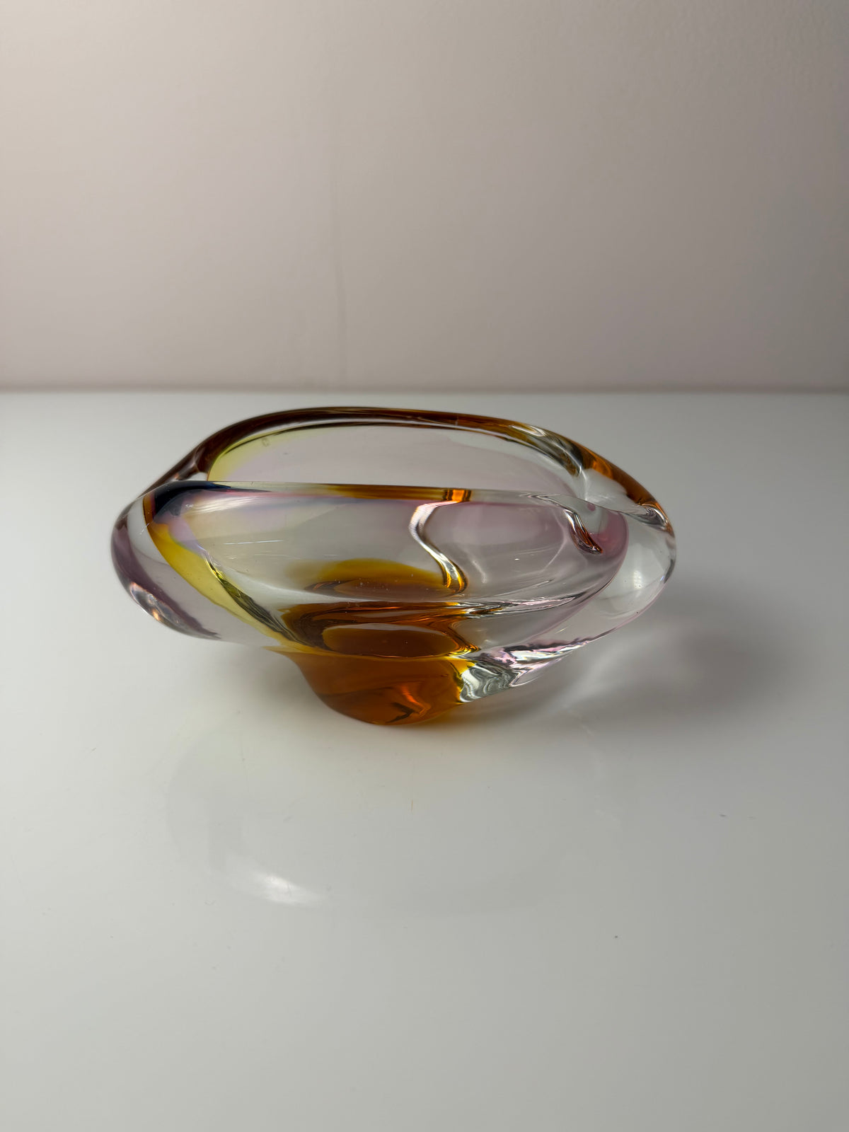 Aschenbecher rosa gelb Glas von Josef Rozinek für die Glashütte Nový Bor