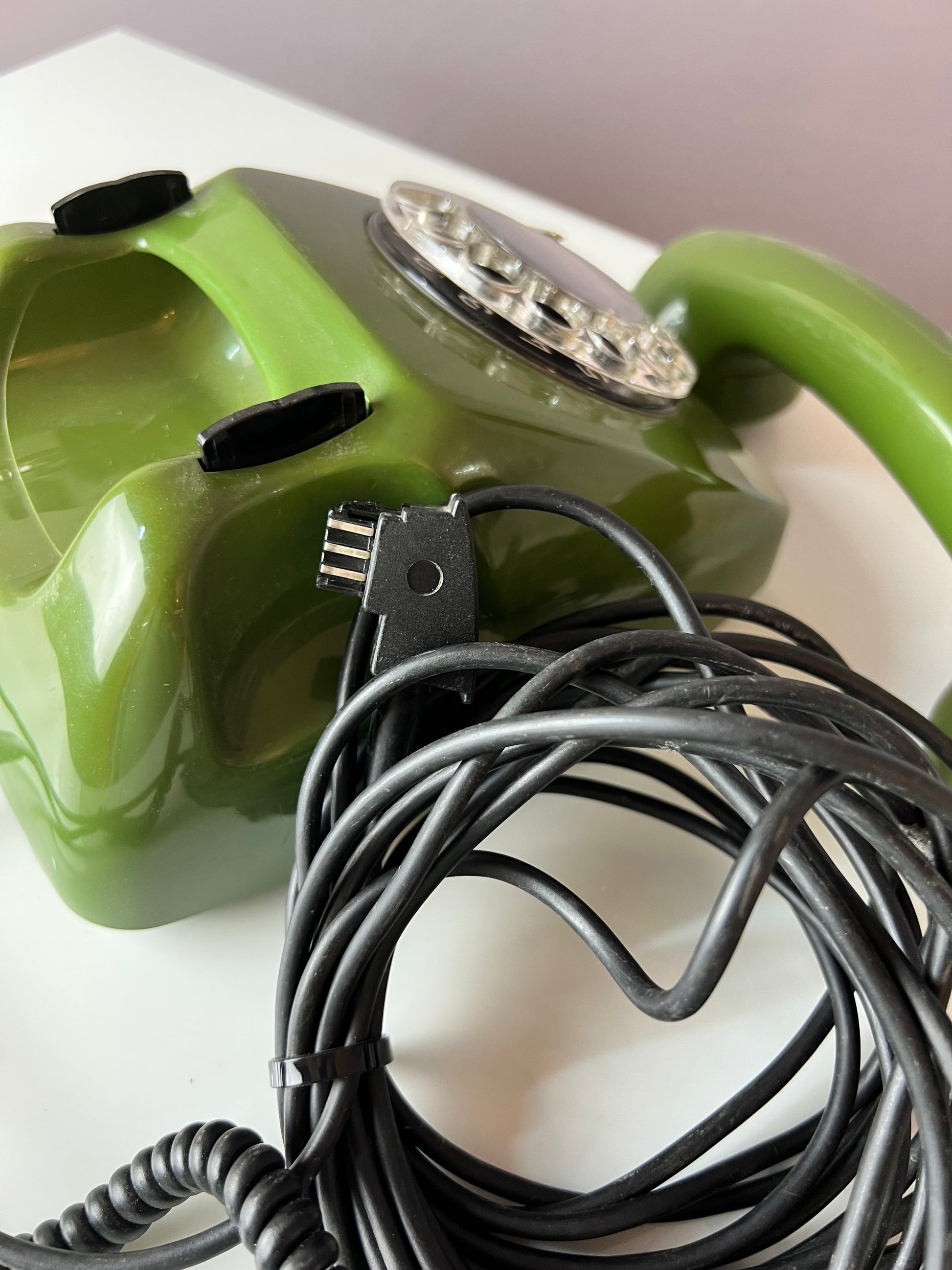 Telefon grün mit Wählscheibe und Kabel