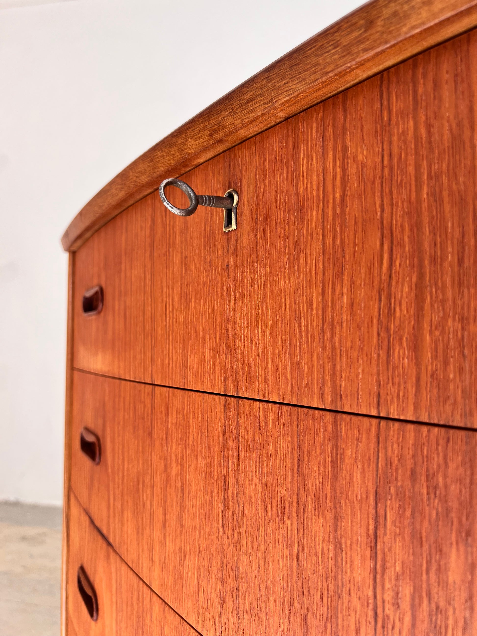 Halbrunde Kommode Teak mit Schloss aus Dänemark