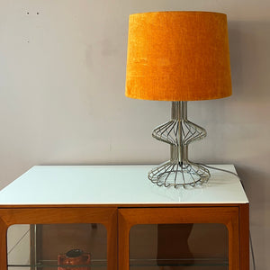 Tischlampe mit orangem Samtschirm