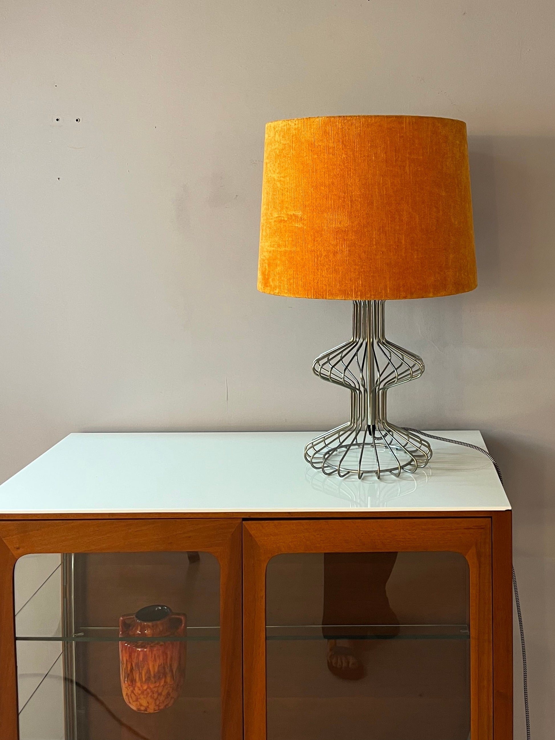 Tischlampe mit orangem Samtschirm