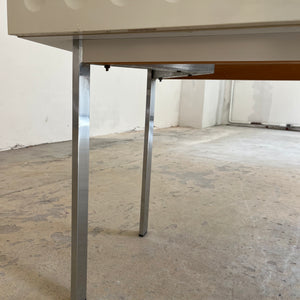 Highboard weiß mit kreisförmigem Reliefmuster & Minibar aus Belgien