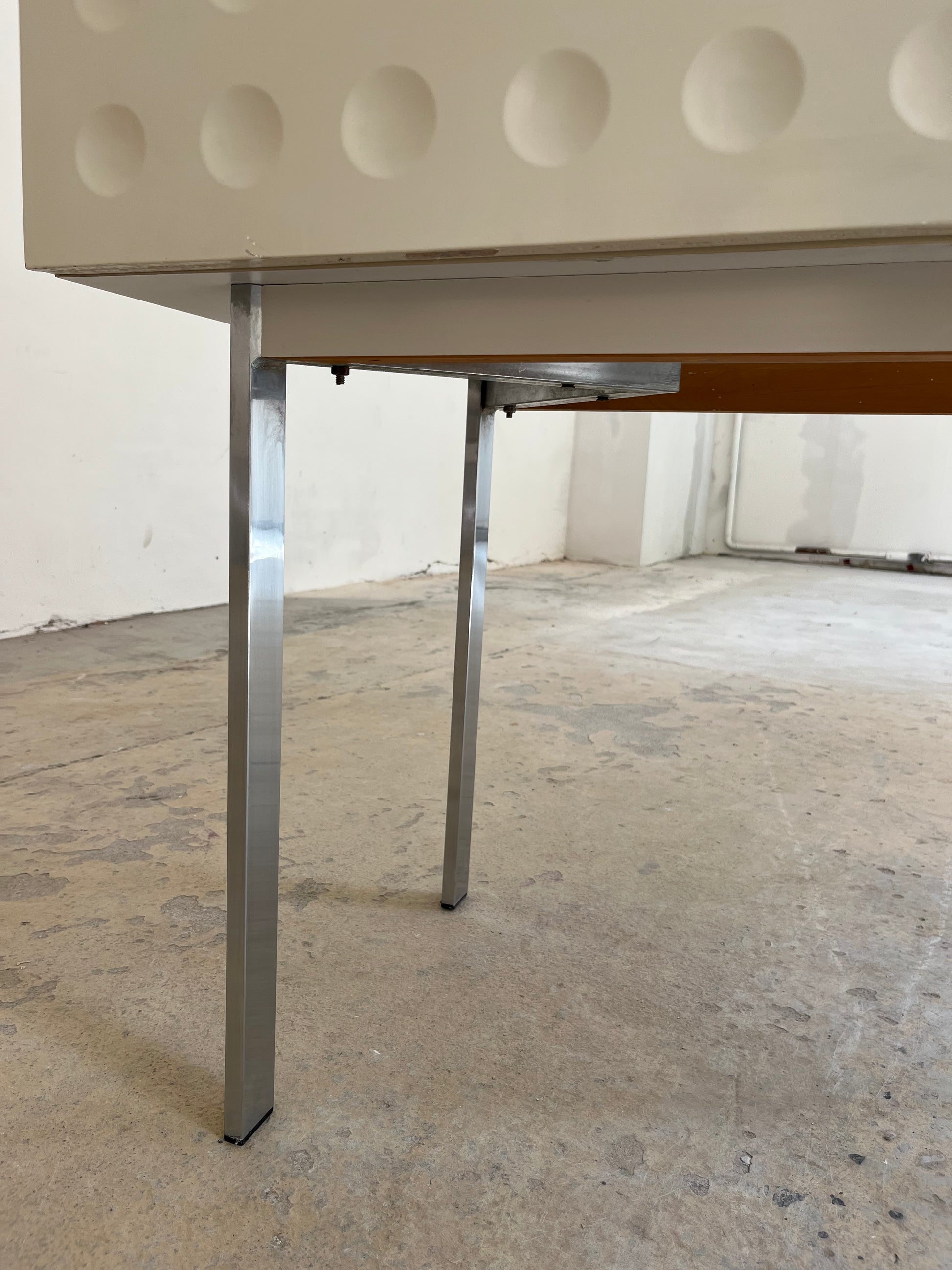 Highboard weiß mit kreisförmigem Reliefmuster & Minibar aus Belgien