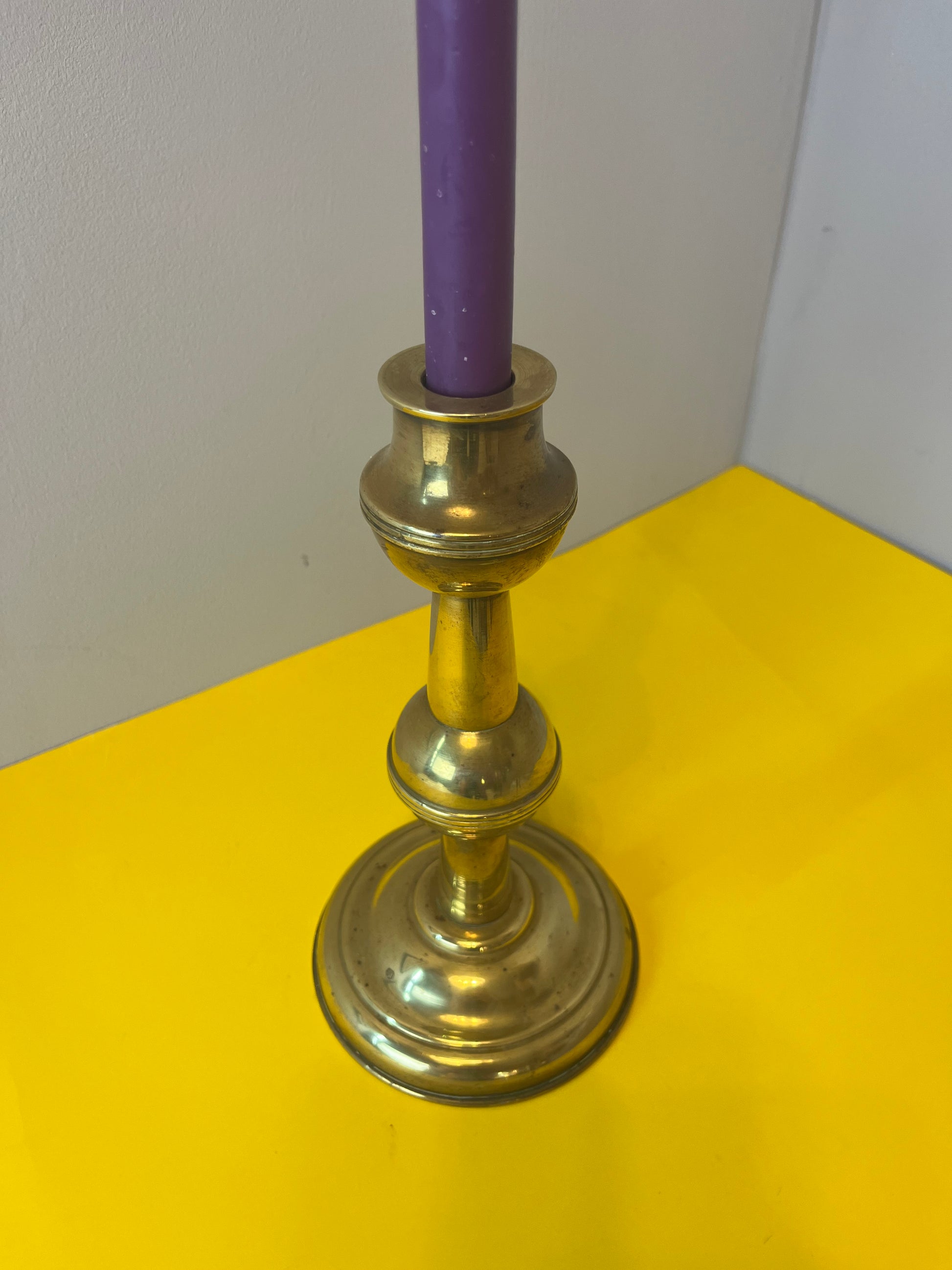 Hoher Kerzenständer aus Messing